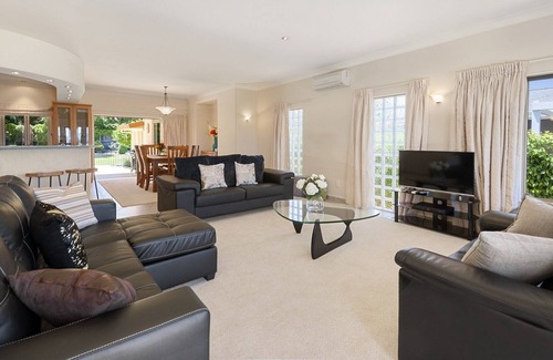 Hilltop House | Lake View, Plunge Pool, Close to town & Lake