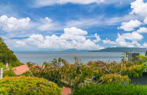 Hilltop House | Lake View Retreat - lake views with BBQ & Pizza Oven