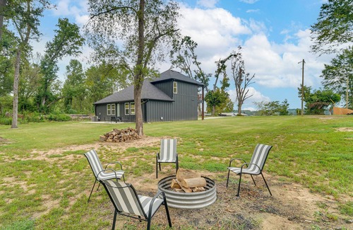 Lone Star House | Lake-View Retreat w/Games & Yard in Daingerfield
