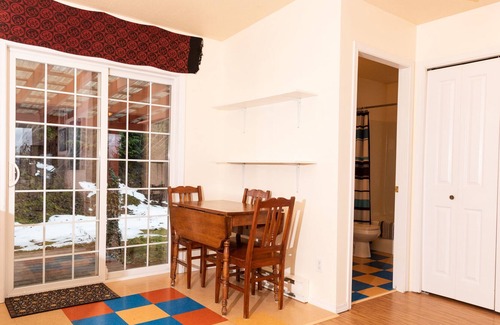 Balfour House | Lake view suite 3 minutes from the beach