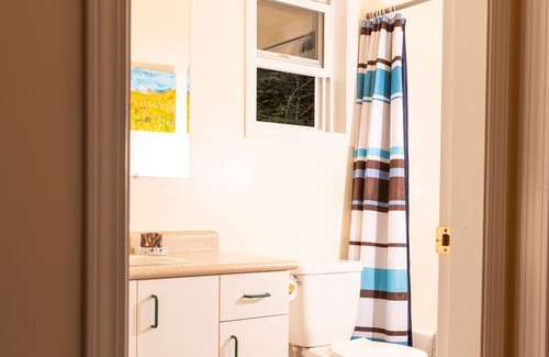 Balfour House | Lake view suite 3 minutes from the beach