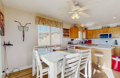 Harbor Village House | Lake View Townhouse with Shared Hot Tub and Pool, WiFi, and Central AC