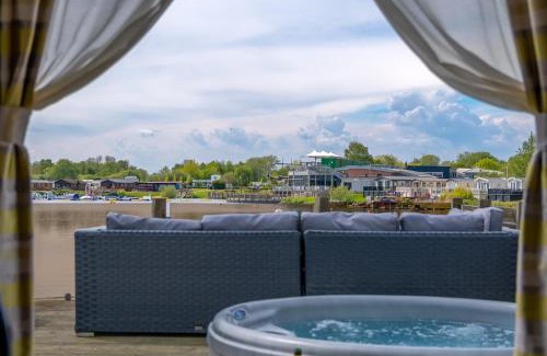 Tattershall House | Lake View with Private Hot Tub at Tattershall Lakes
