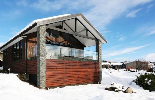Lake Tekapo House | Lake Views at Antler Lodge
