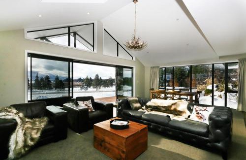 Lake Tekapo House | Lake Views at Antler Lodge