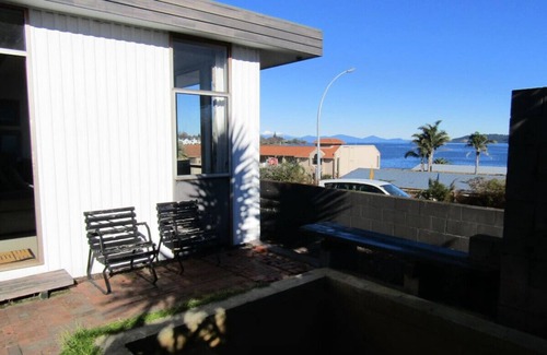 Waipahihi House | Lake Views Bach with Wi-Fi & outdoor thermal pool