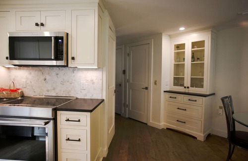 Grantham Condo | Lake Views! Beautifully furnished condo in Eastman NH