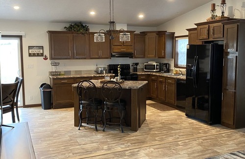 Glendo House | Lake Views! Comforts of home w/the fun of the lake; garage/hottub/laundry & more