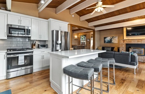 Kings Beach House | Lake Views Dog Friendly Cabin w/Hot Tub!