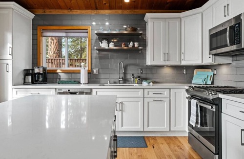 Kings Beach House | Lake Views Dog Friendly Cabin w/Hot Tub!