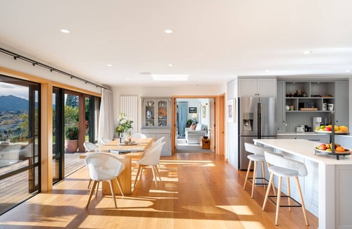 Wanaka House | Lake views in a homely environment
