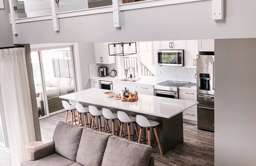 Central Okanagan House | Lake Views, King Loft, DOG FRIENDLY Heated Pools Beach Aqua Prk Sleeps 8