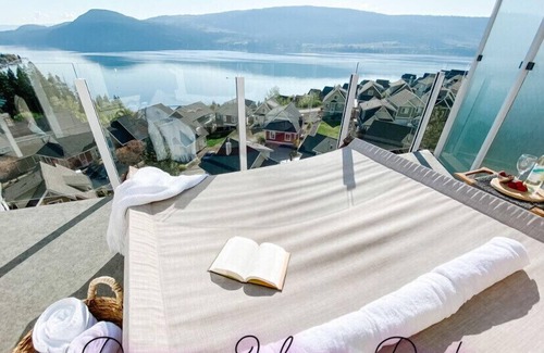 Central Okanagan House | Lake Views, King Loft, DOG FRIENDLY Heated Pools Beach Aqua Prk Sleeps 8