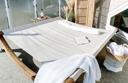 Central Okanagan House | Lake Views, King Loft, DOG FRIENDLY Heated Pools Beach Aqua Prk Sleeps 8