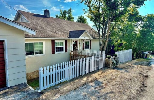Forsyth House | Lake Views! Little Bell Bungalow Charmer, Backyard, Game Room, Foosball