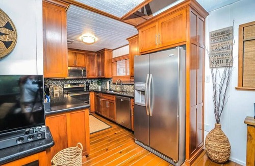 Jasper Cottage | Lake Views, Short Walk to Water, Joy Rock Garden, Sleeps 7