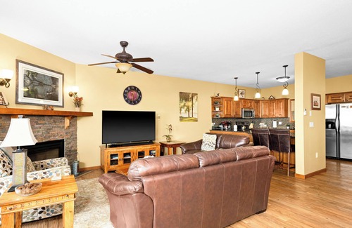 Lutsen House | Lake views throughout, ski retreat on Lutsen Mountain next to xc trails and wine