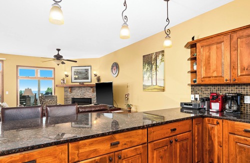 Lutsen House | Lake views throughout, ski retreat on Lutsen Mountain next to xc trails and wine