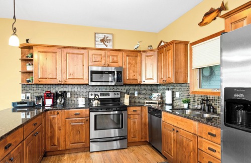 Lutsen House | Lake views throughout, ski retreat on Lutsen Mountain next to xc trails and wine