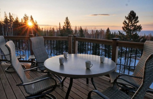Lutsen House | Lake views throughout, ski retreat on Lutsen Mountain next to xc trails and wine