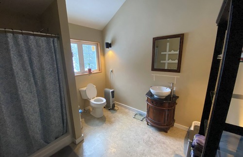 Malletts Bay Cabin | Lake Views with Beach Access