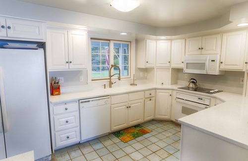 Canandaigua House | Lake Vista: Lakeside Luxury