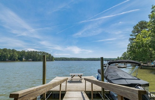White Oak House | Lake Wateree Vacation Home by RedAwning