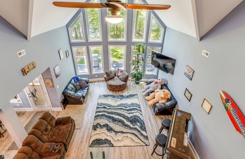 White Oak House | Lake Wateree Vacation Home by RedAwning