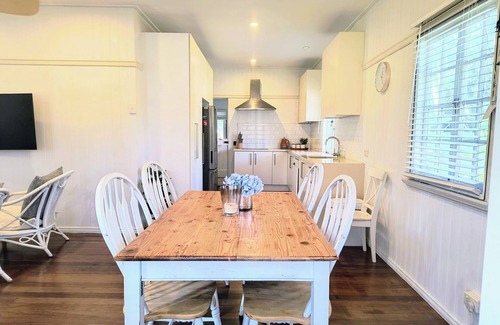 Peregian Beach Cottage | Lake Weyba Noosa Lodge & friendly kangaroos