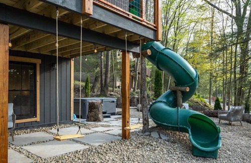 Oakland House | LakeAccess 4BR DeckSlide OD Movies HotTub Kayaks