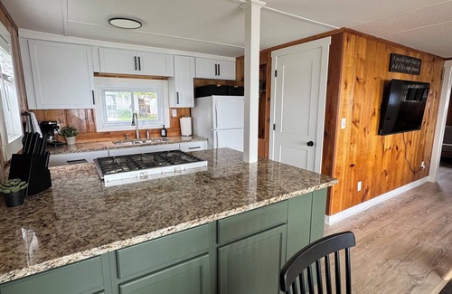 Paris Cottage | Lakefront 2 Bedroom Cottage Getaway on Chippewa Lake, Michigan