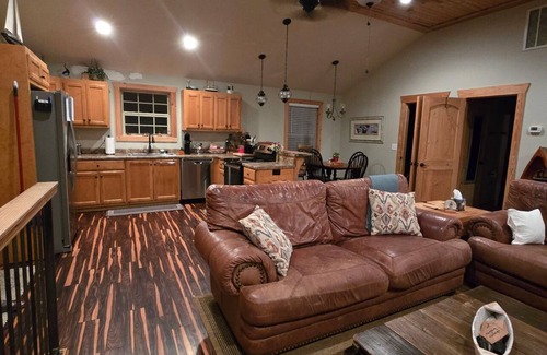Groveoak Cabin | Lakefront 2BR 2BA cabin,Guntersville Lake iScottsboro, AL with spectacular views