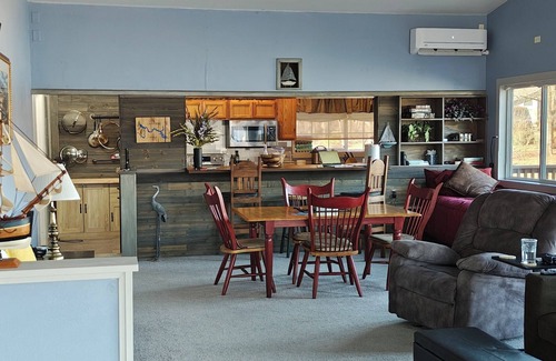 Jones Mills House | Lakefront 3-bedroom Lodge in Hot Springs Arkansas, directly on Lake Catherine!