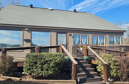 Jones Mills House | Lakefront 3-bedroom Lodge in Hot Springs Arkansas, directly on Lake Catherine!