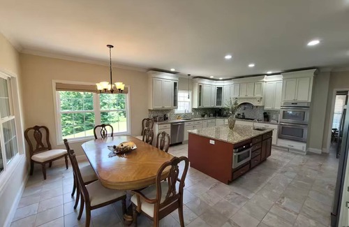 Dandridge House | Lakefront - 3 Levels of Amazing!