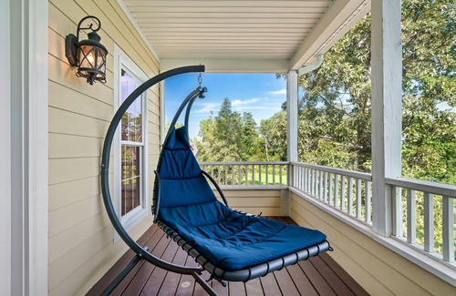 Dandridge House | Lakefront - 3 Levels of Amazing!