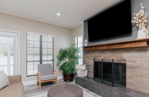Warner Robins House | Lakefront 3BR | 2 Car Garage | King Bed