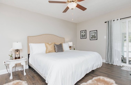 Warner Robins House | Lakefront 3BR | 2 Car Garage | King Bed