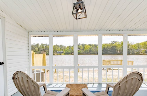 Warner Robins House | Lakefront 3BR | 2 Car Garage | King Bed