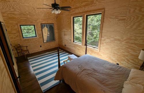 Samantha House | Lakefront 3BR Cabin Retreat