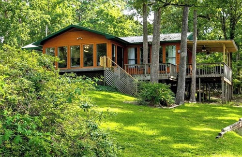 Negreet House | Lakefront 3BR with Bunkhouse Kayaks Rowboat Incl