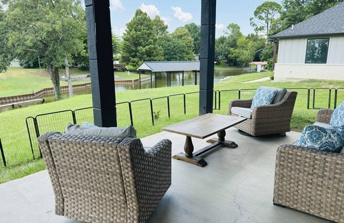 Tool House | Lakefront 4B Retreat, Paddleboards + Sunset Views