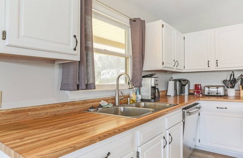 Wise House | Lakefront 4bd-2ba; Deep water; Large Porch; 2 night min; Sleeps 14; Pet friendly
