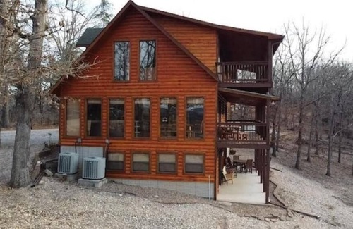 Eagle Rock House | Lakefront 5 Bedroom, 3 Bath Cabin on Tablerock Lake, PONTOON available to rent!