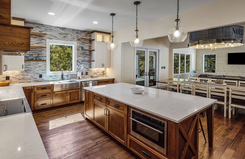 Tazewell Cottage | LakeFront 7 bedroom Cottage. Private Cove, no Steps to Water, golf cart!