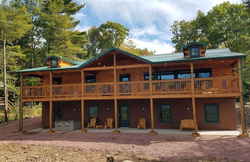White Haven House | LAKEFRONT 70" TV HOT TUB POOL TABLE FIRE PIT POKER FAMILY/PET FRIENDLY