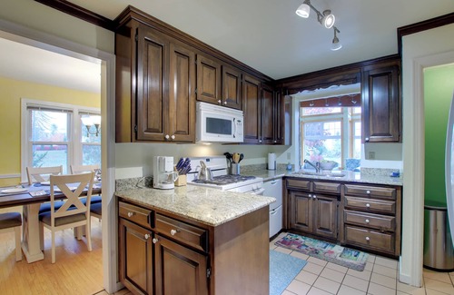 Algoma Cottage | Lakefront Algoma Home w/Deck, Grill & Fireplace