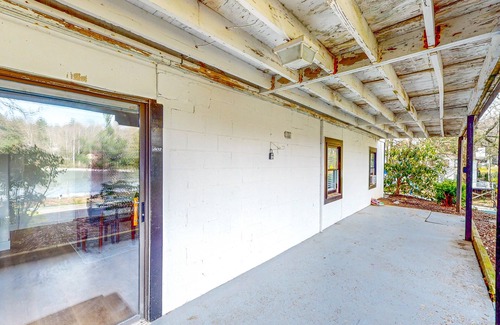 Flat Rock Apartment | Lakefront apartment with on-site pool, tennis, grill, & patio - dog-friendly