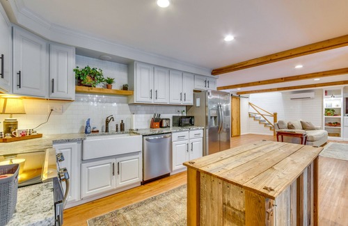 Scranton House | Lakefront Arkansas Abode - Deck, Grill & Fire Pit