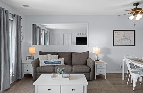 Kimberling City Apartment | Lakefront, Balcony Condo Near Silver Dollar City